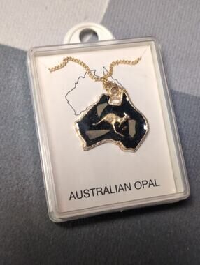 Vintage Australian Opal Chip Necklace Gold Tone Kangaroo Map Pendant Souvenir